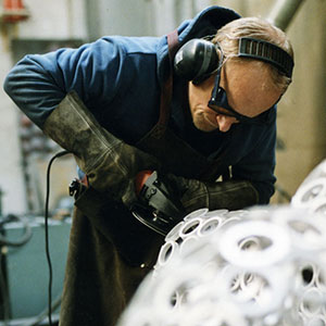 Hans Schüle at work Hans Schüle bei der Arbeit an einer Skulptur in der Bildhauerwerkstatt in Berlin.
